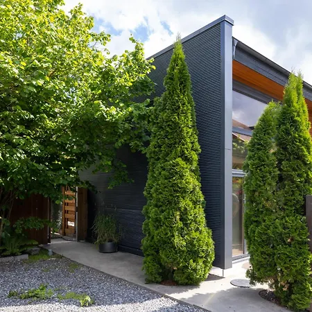 Nyaraló Cube House *